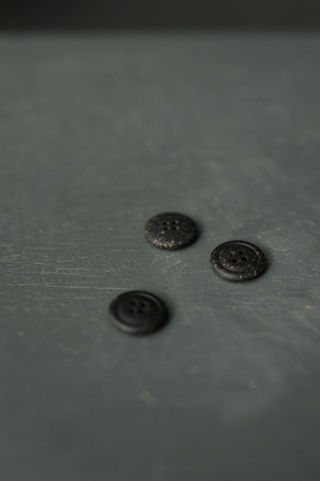 Merchant & Mills - Nero Resin knap 20 mm