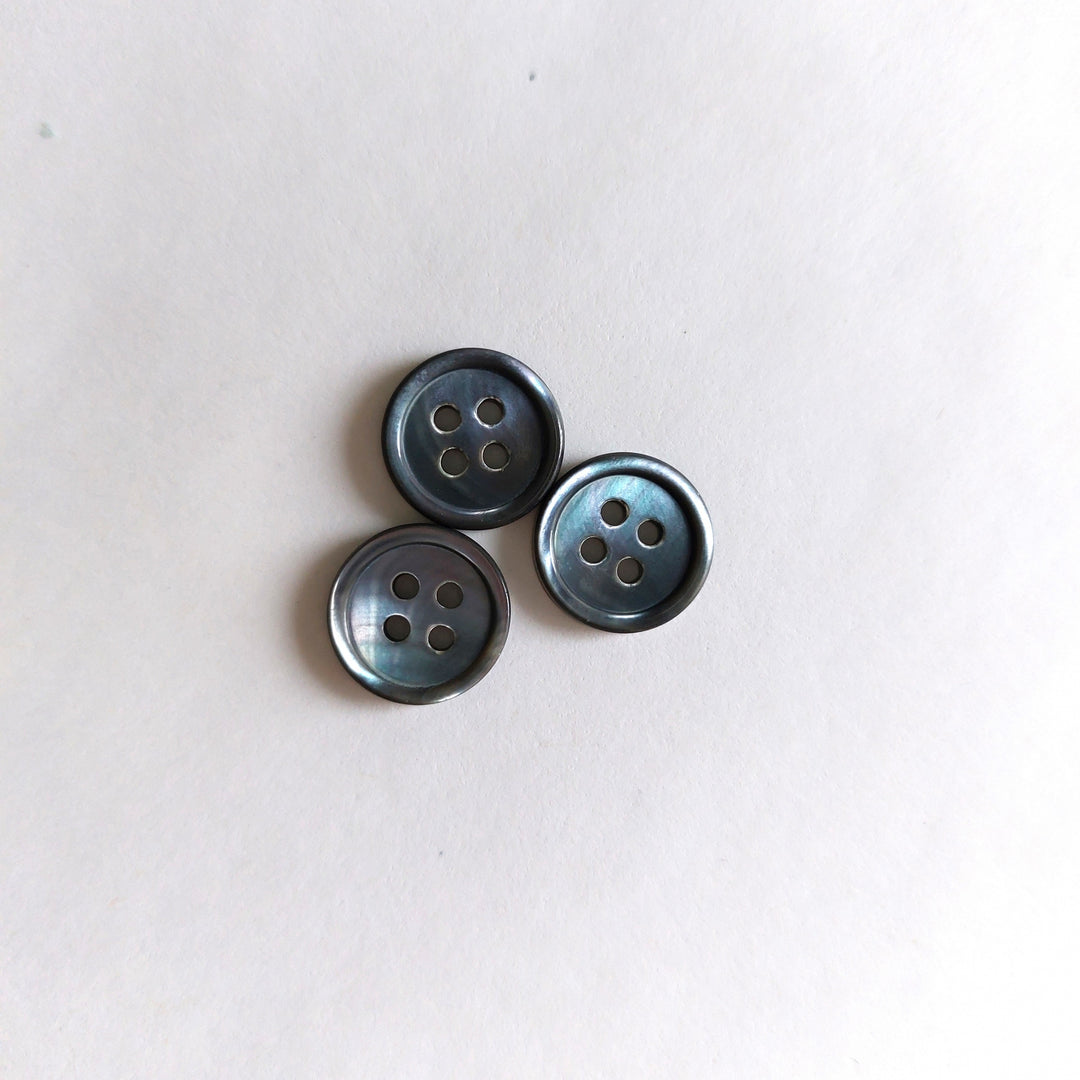 Perlemorsknap 11 : smoky - 11 mm
