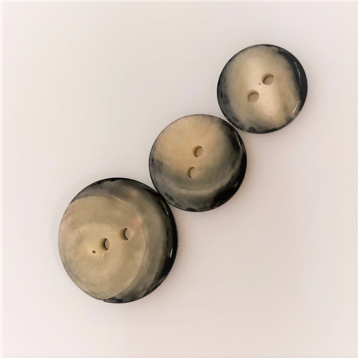 Bøffelhornsknap 84 : Grå