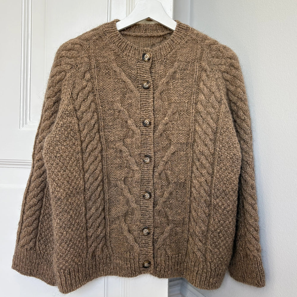 Cable Joy Cardigan Lenes Knitwear - Garnkit (uden opskrift)