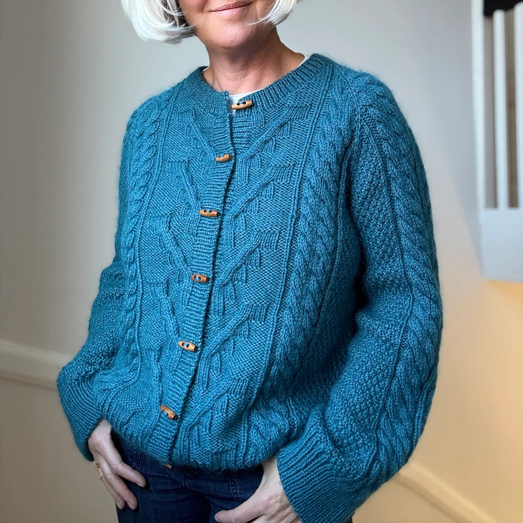 Cable Joy Cardigan Lenes Knitwear - Garnkit (uden opskrift)