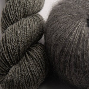 N: 545 Lys mosgrøn / C: 153 Sølvgrå