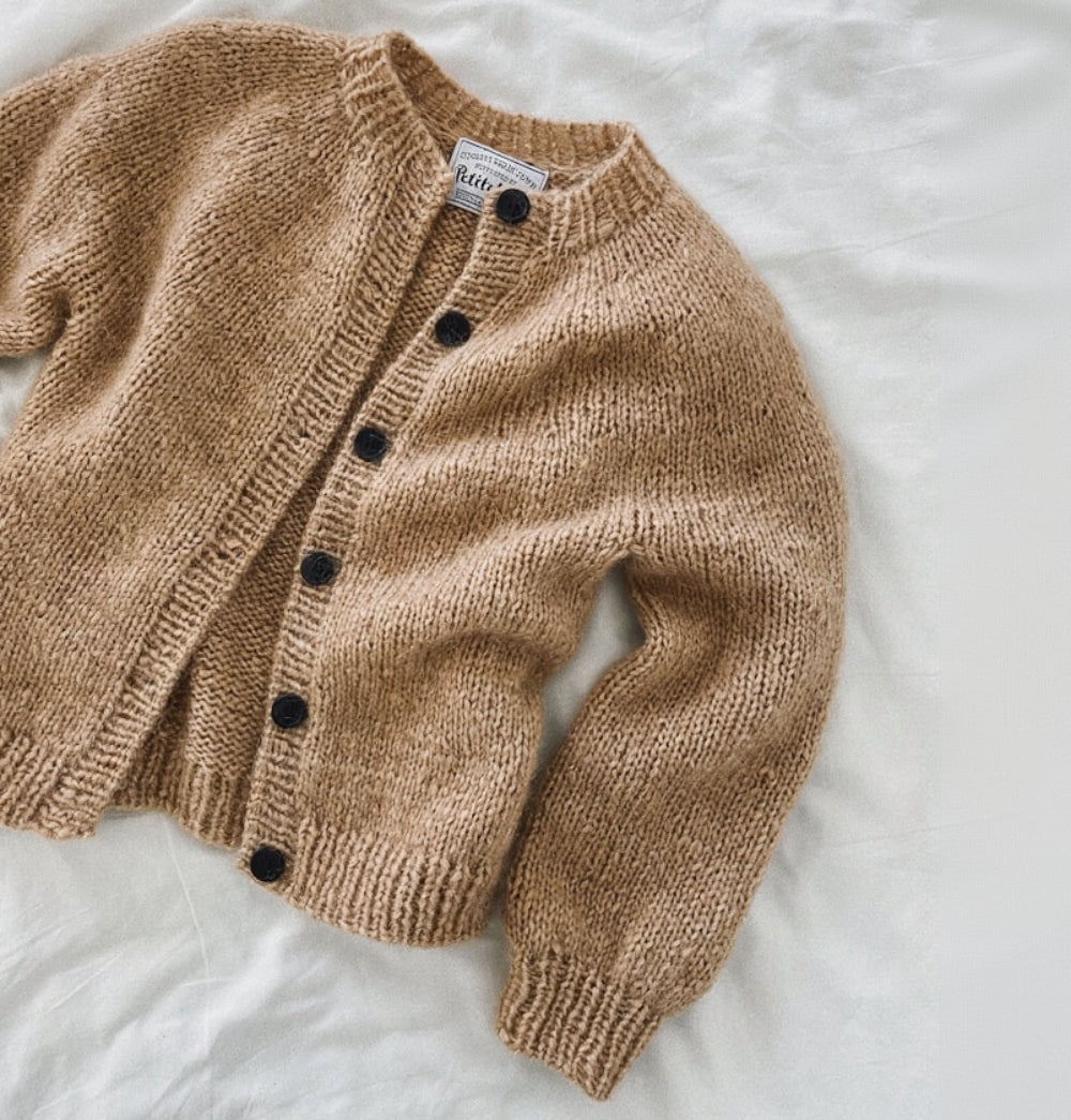 Novice Cardigan Junior - Chunky Edition PetiteKnit - Strikkekit