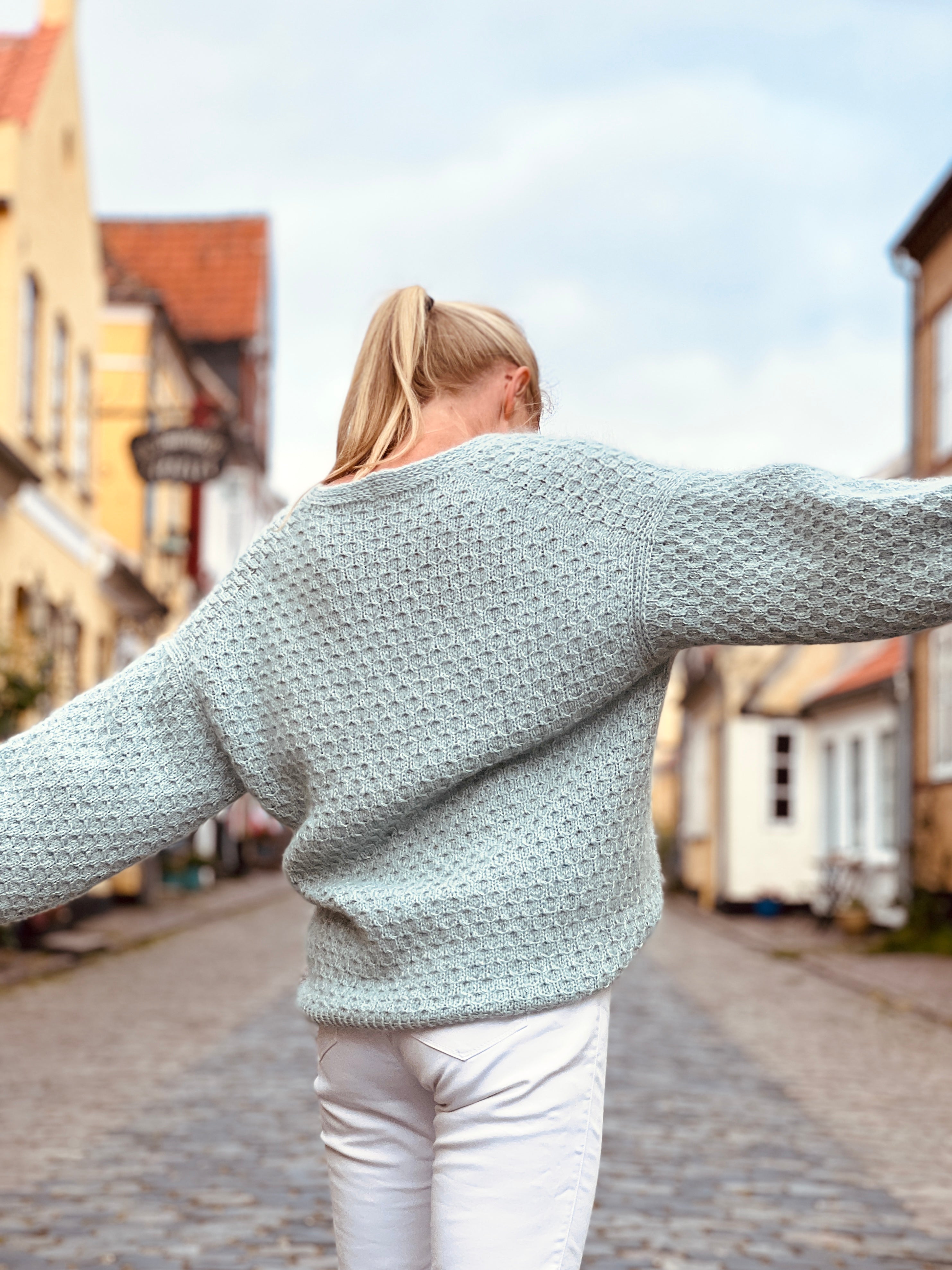 Med Cardi V-neck Strikkekit får du garn og Anne Ventzel - mønster til en blød og vamset sweater med et enkelt og raffineret snoningsmønster. Vi strikker Cardi V-neck i 1 tråd Garna Nobilis er en dejlig blød lammeuld fra Skotland, der bestemt ikke kradser sammen med Garna Cava vores bløde mohair og silke.