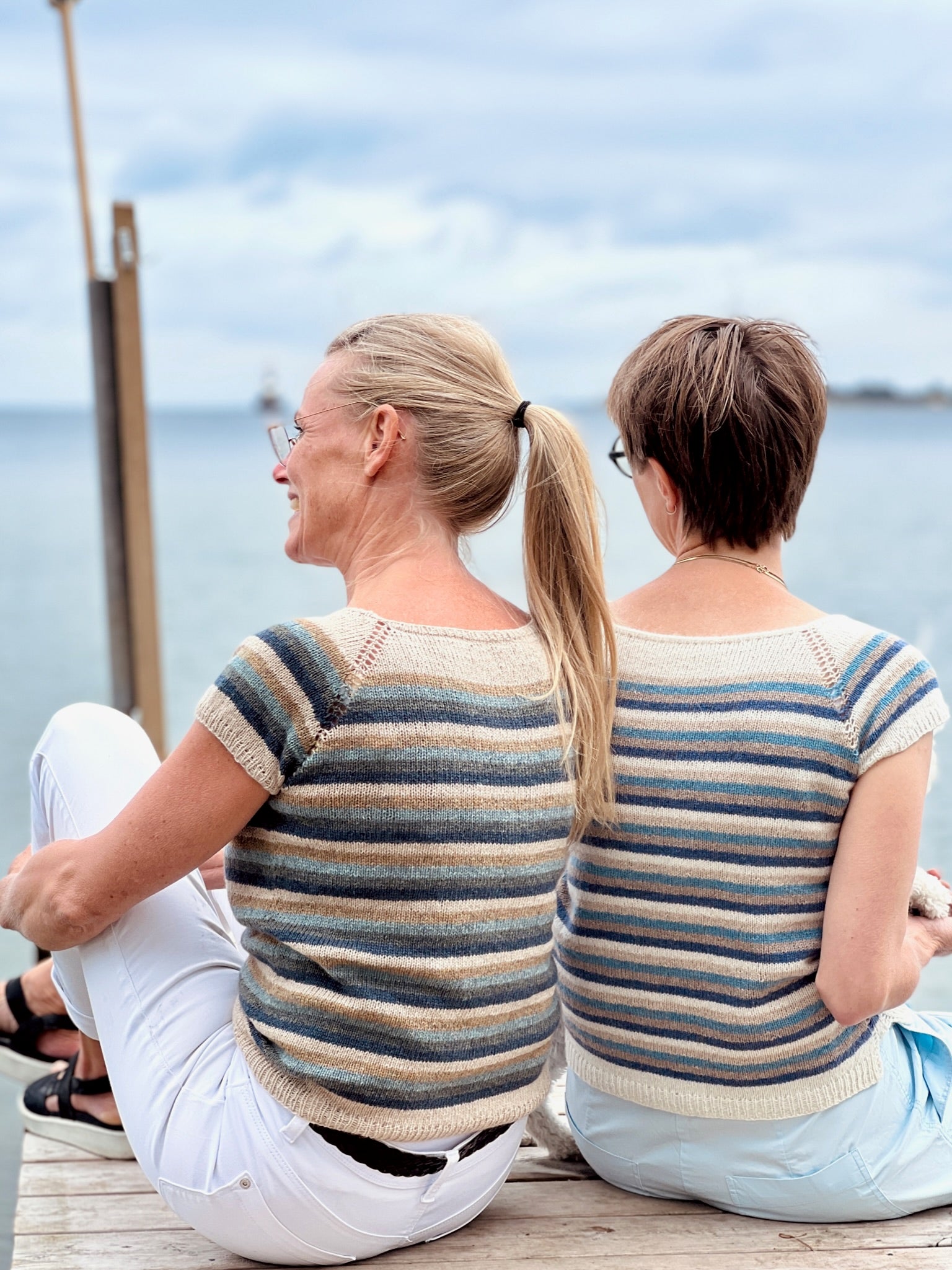 Med Alva Tee Garnkit får du garn og GARNA-mønster til en stilsikker model, der garanteret bliver en absolut yndlings de næste mange år. ALVA TEE er nemlig designet sådan, at den i farvespillet evner at gå ind og forbinde de beklædningsstykker, du allerede har.  Vi strikker Alva Tee i én tråd Garna Edda. 100% cashmere fra Skotland i de flotte tweed farver. 