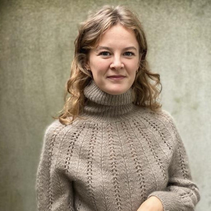 Med Bregne Sweater får du garn og Knitting for Olive-mønster til en elegant hverdagssweater. I denne version er lammeuld skiftet ud med 100% babyalpaca, som giver en flot blankhed.  Vi strikker Bregne Sweater i 2 tråde Garna Alba - en blank og blød babyalpaca fra Peru i den allerbedste kvalitet, sammen med 1 tråd Garna Cava - en blød og dunet silkemohair fra Italien i den allerbedste kvalitet, med et fiberindhold på 73% superkid mohair og 27% morbærsilke. 