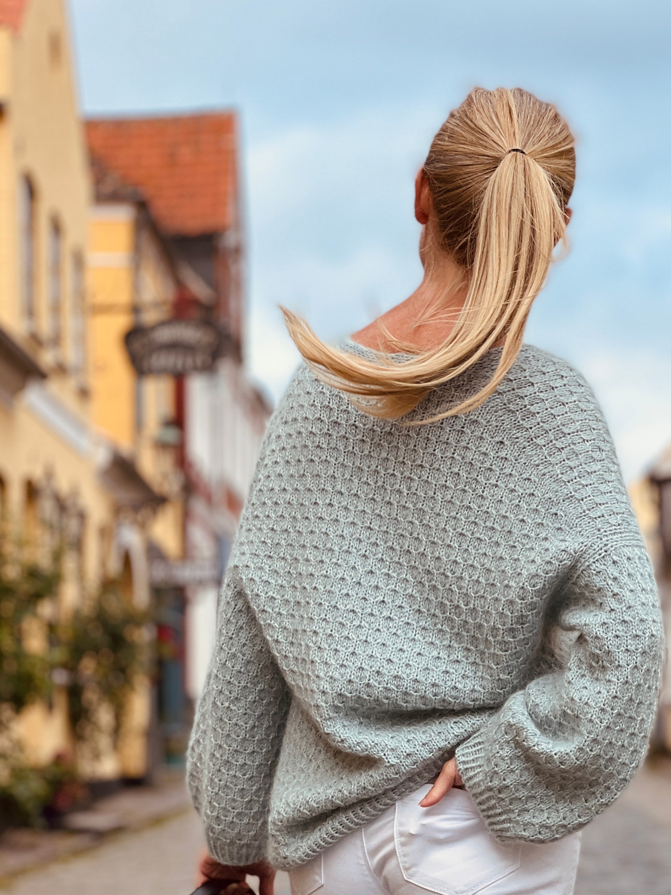 Med Cardi V-neck Strikkekit får du garn og Anne Ventzel - mønster til en blød og vamset sweater med et enkelt og raffineret snoningsmønster. Vi strikker Cardi V-neck i 1 tråd Garna Nobilis er en dejlig blød lammeuld fra Skotland, der bestemt ikke kradser sammen med Garna Cava vores bløde mohair og silke.