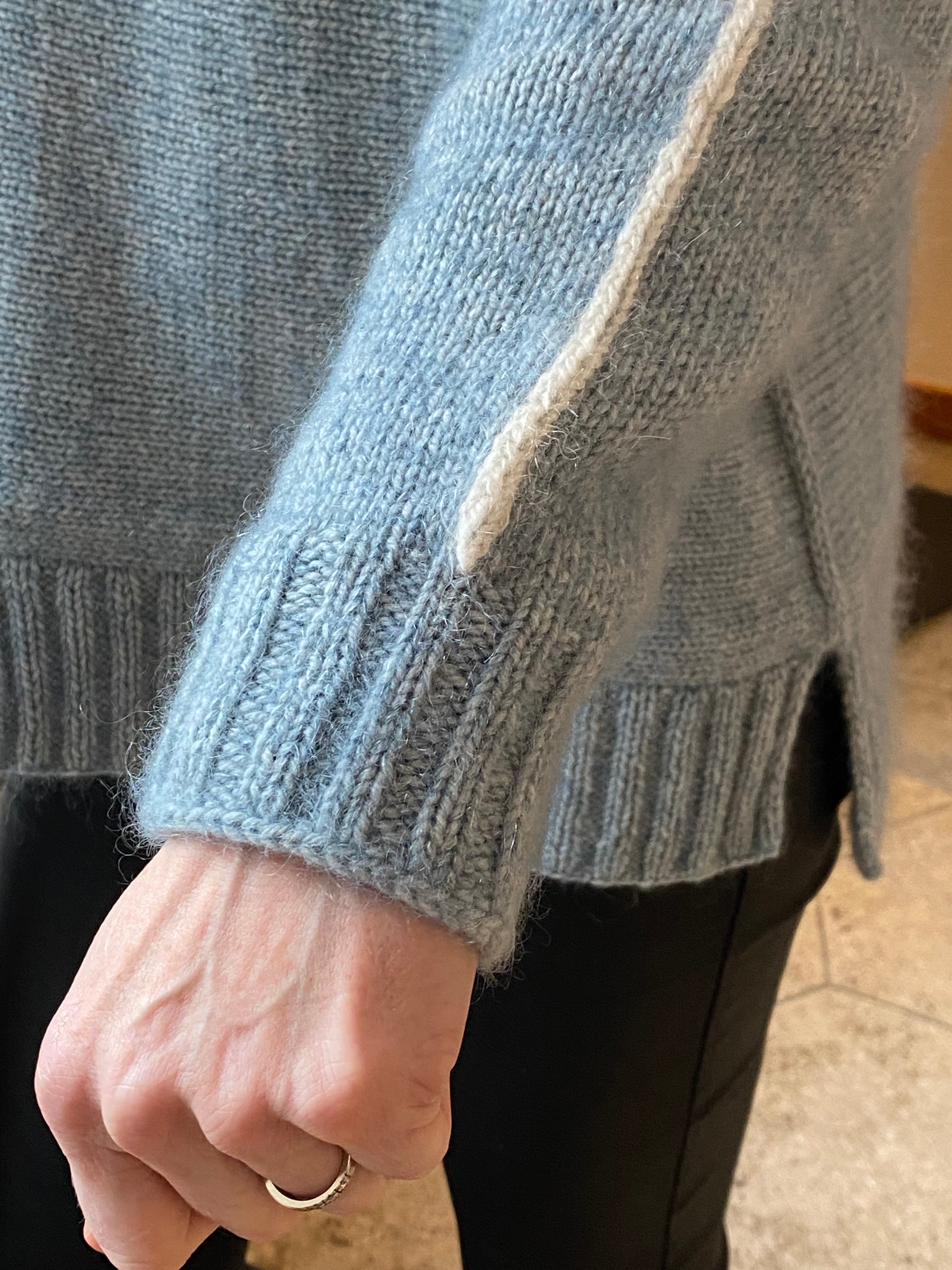 Mentha sweater - Strikkekit - ensfarvet med kontrast i-cordkant